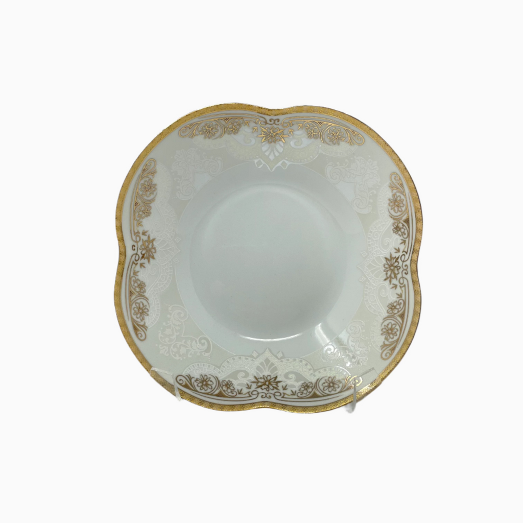 SIX-PERSON 30-PIECE WHITE AND GOLD CLOVER SHAPED DINNERWARE SET